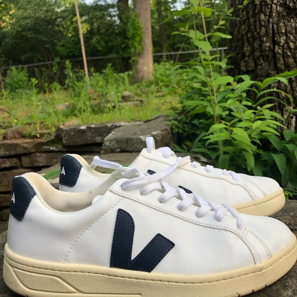 Women’s Size 9 V-10 Style Vejas - Picture 2 of 4